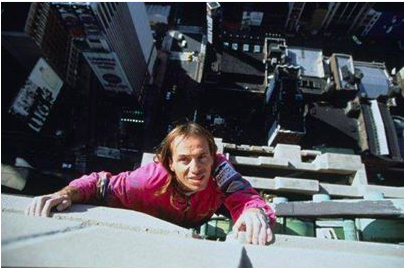 世界中の高層ビルを命綱なしで登るアラン・ロベール | FINEPLAY