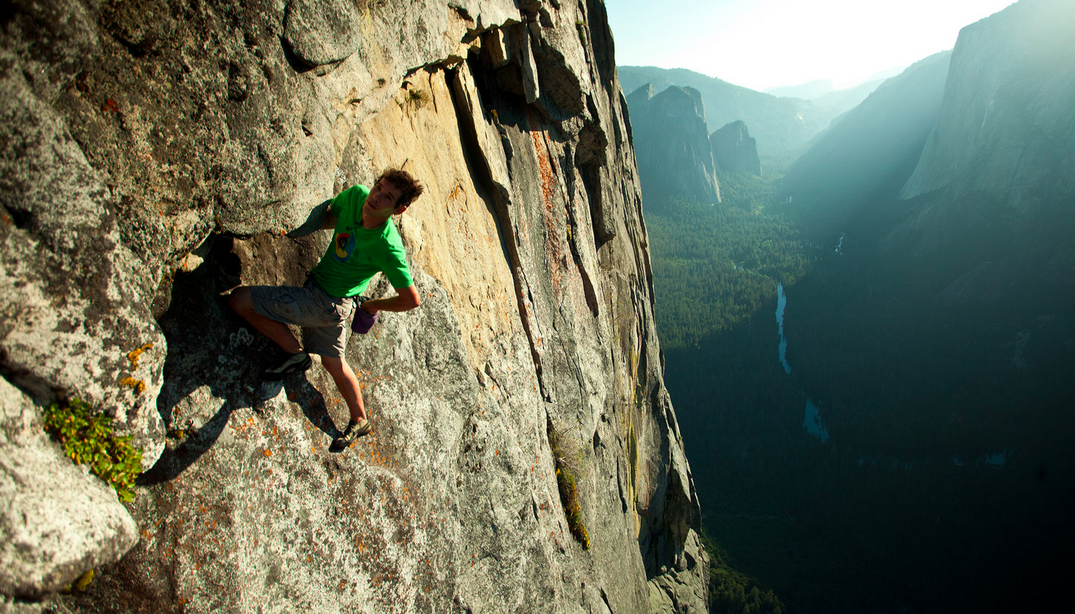 命綱なしで1500フィート級絶壁を登攀した天才ロッククライマーのアレックス オノルド Fineplay