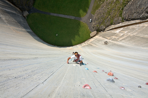 スイスにある世界最長の人工壁"Luzzone"