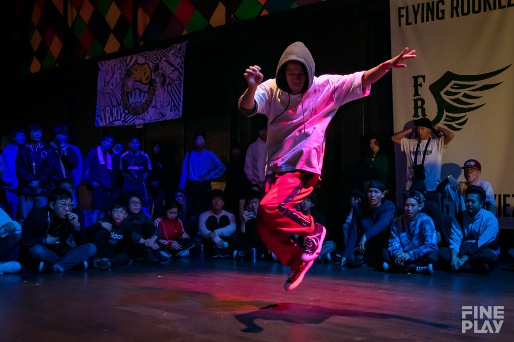 Bboy ISSEIが優勝！ 国内最大規模の1on1ブレイクダンスバトル「FLYING ROOKIEZ」 | FINEPLAY