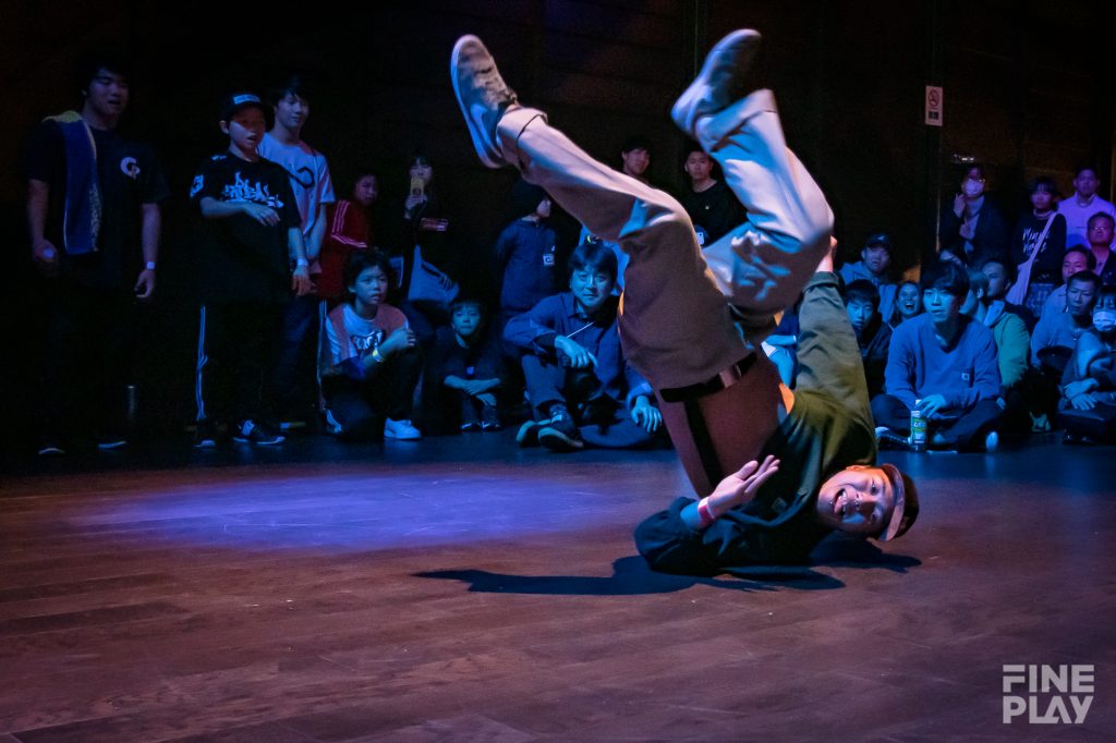 Bboy ISSEIが優勝！ 国内最大規模の1on1ブレイクダンスバトル「FLYING ROOKIEZ」 | FINEPLAY