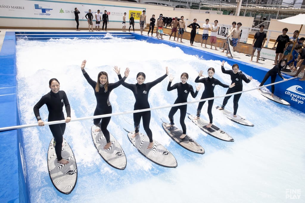 プロサーファー川畑友吾、新井洋人、高橋みなとが都内でサーフィン体験