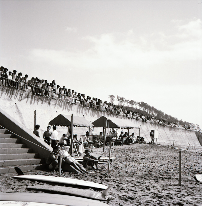 1968年「全日本サーフィン大会」の会場風景。現在は砂浜にテントを張ることは厳しい状況だ。 / photo by Surf Voice