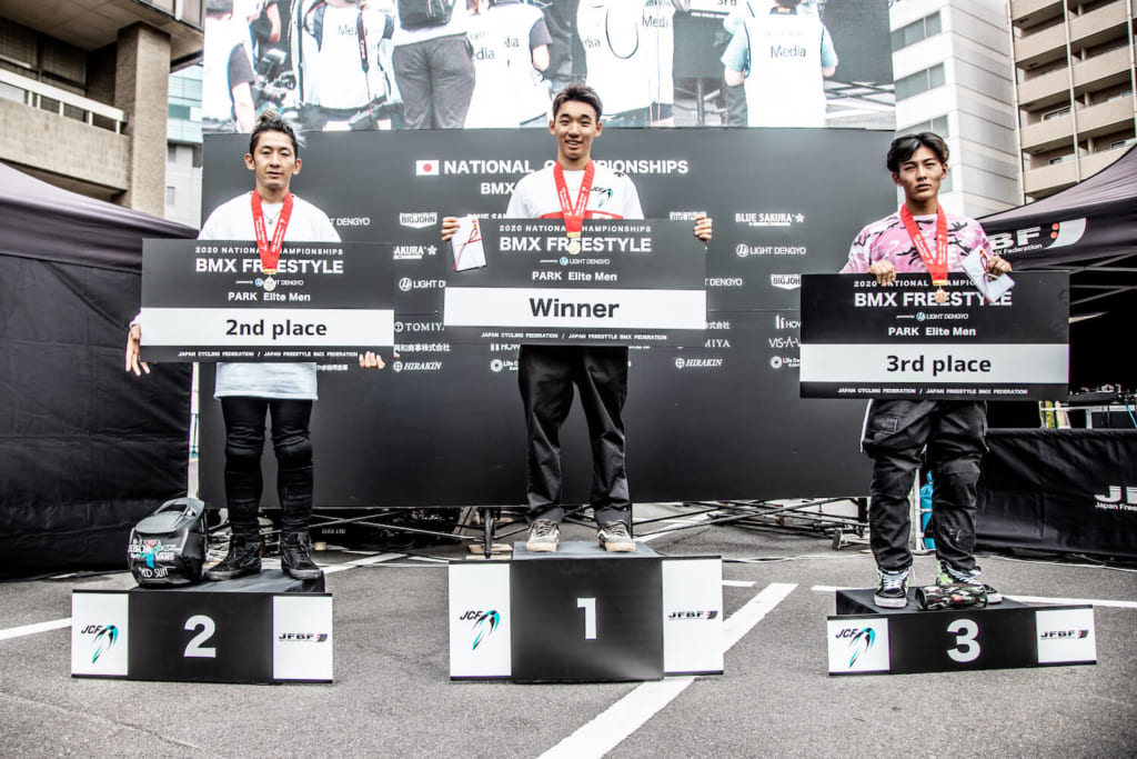 写真左から男子エリート2位高木聖雄、優勝中村輪夢、3位大和晴彦 photo by Naoki Gaman / Japan Cycling Federation