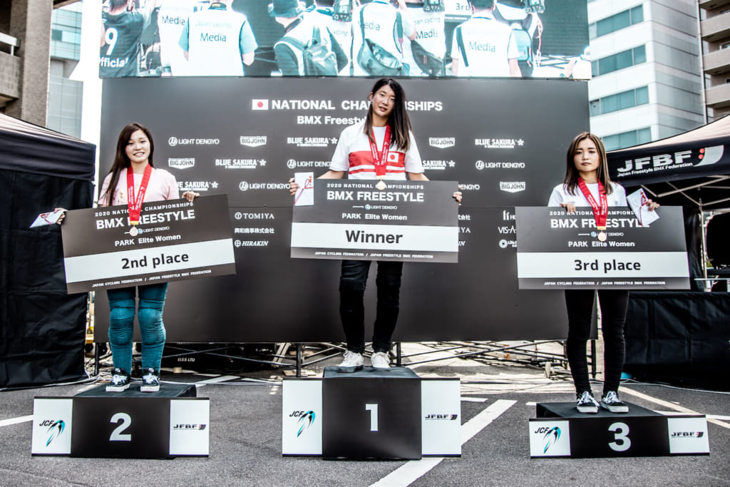 写真左から女子エリート2位深尾梨奈、優勝大池水杜、 3位佐藤孔怜 photo by Naoki Gaman / Japan Cycling Federation