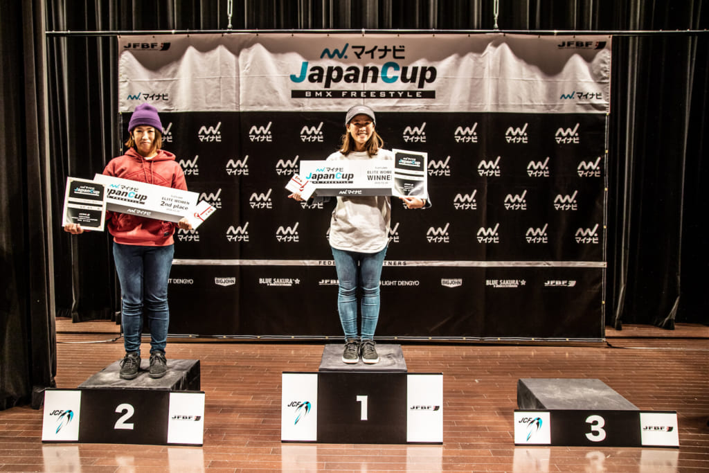 写真左から女子エリート2位:船津絵里、優勝:石﨑光紗季©️Naoki Gaman / Japan Freestyle BMX Federation