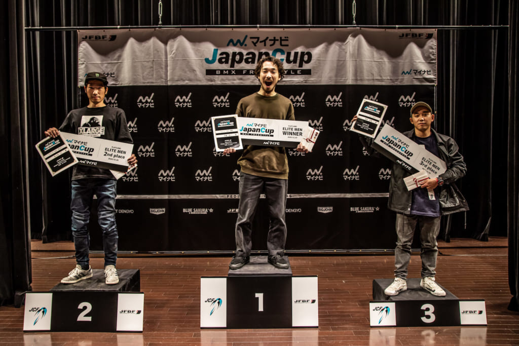 写真左から男子エリート2位:佐々木元、優勝:伊藤真人、3位:漢那史哉©️Naoki Gaman / Japan Freestyle BMX Federation