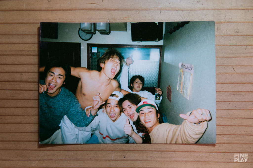 地元の仲間と610-chang（中央） photo by Kazuki Murata
