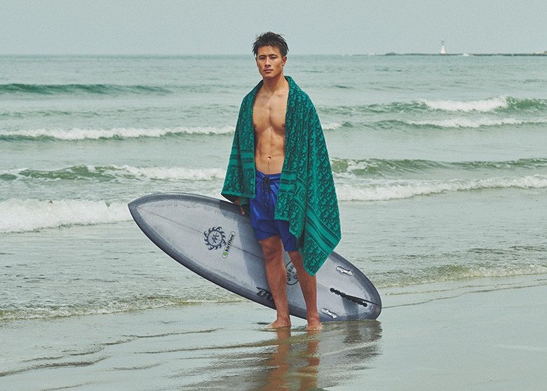 ディオール」のビーチウェアコレクションを、夏が似合うプロサーファー