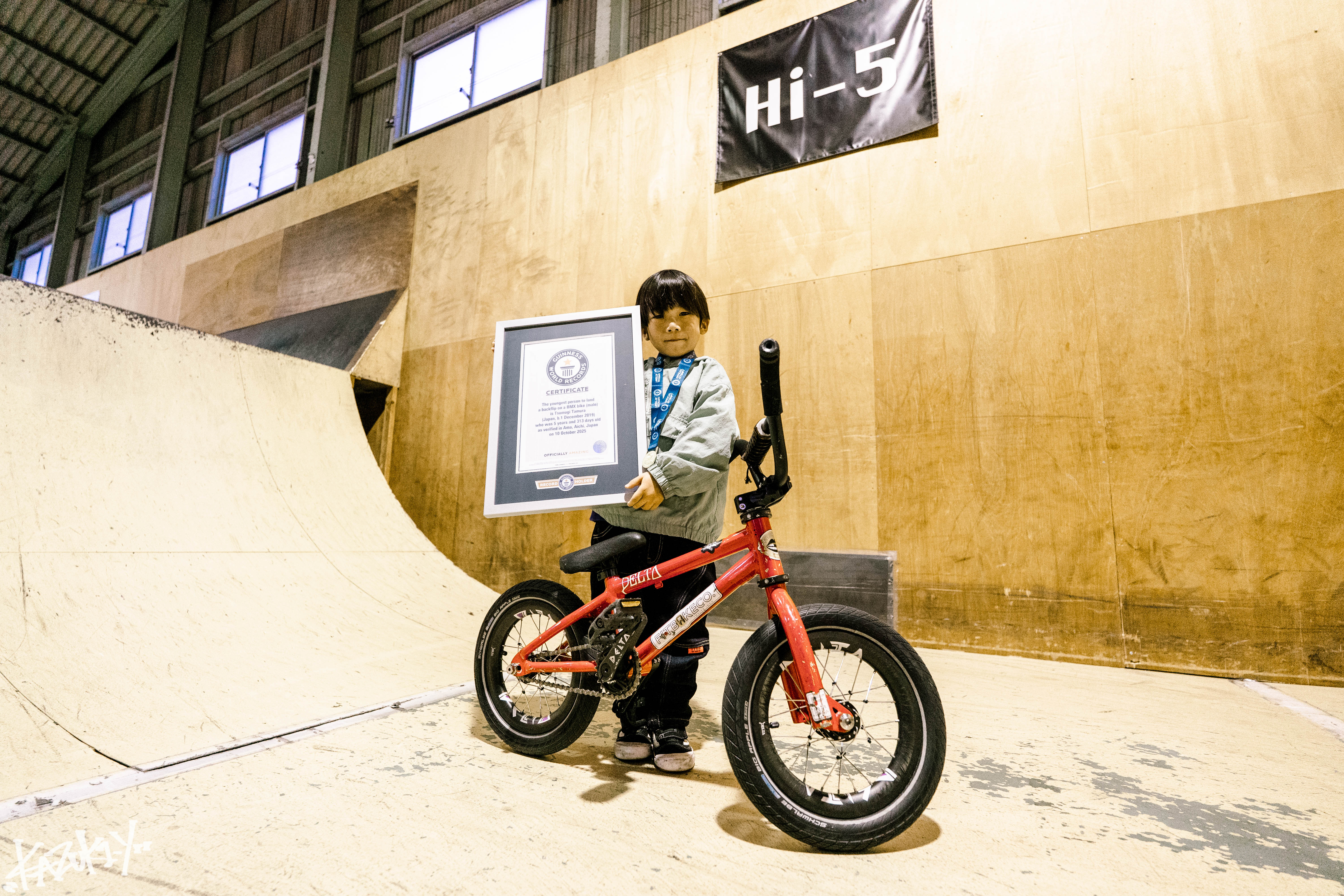 弱冠5歳のBMXライダー田村紬が「バックフリップ男子最年少記録」で